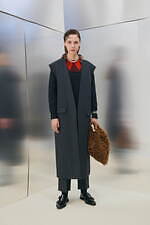 プラン シー25年秋冬、“大ぶりリボン付き”パステルブラウス＆リバーシブルのシアリングジャケット｜写真4