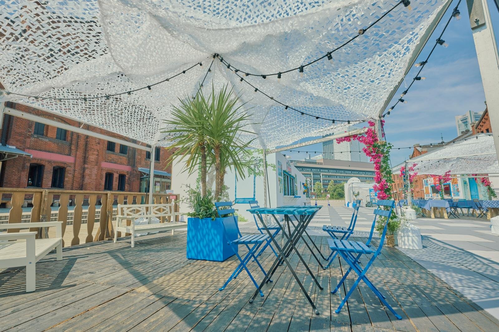 横浜赤レンガ倉庫で“地中海バカンス” パエリアやブイヤベース、白い砂浜が広がるリゾート風テラスも｜写真17