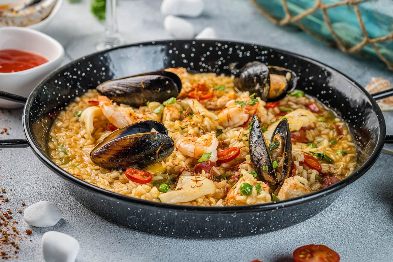 カルチャーフェス(海外の文化やグルメを紹介)｜横浜赤レンガ倉庫で“地中海バカンス” パエリアやブイヤベース、白い砂浜が広がるリゾート風テラスも