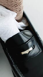 ハルタ×サロン アダム エ ロペのコインローファー風シューズ、上品ガラスレザーに軽量厚底ソール｜写真2