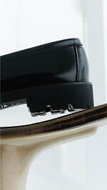 ハルタ×サロン アダム エ ロペのコインローファー風シューズ、上品ガラスレザーに軽量厚底ソール｜写真3