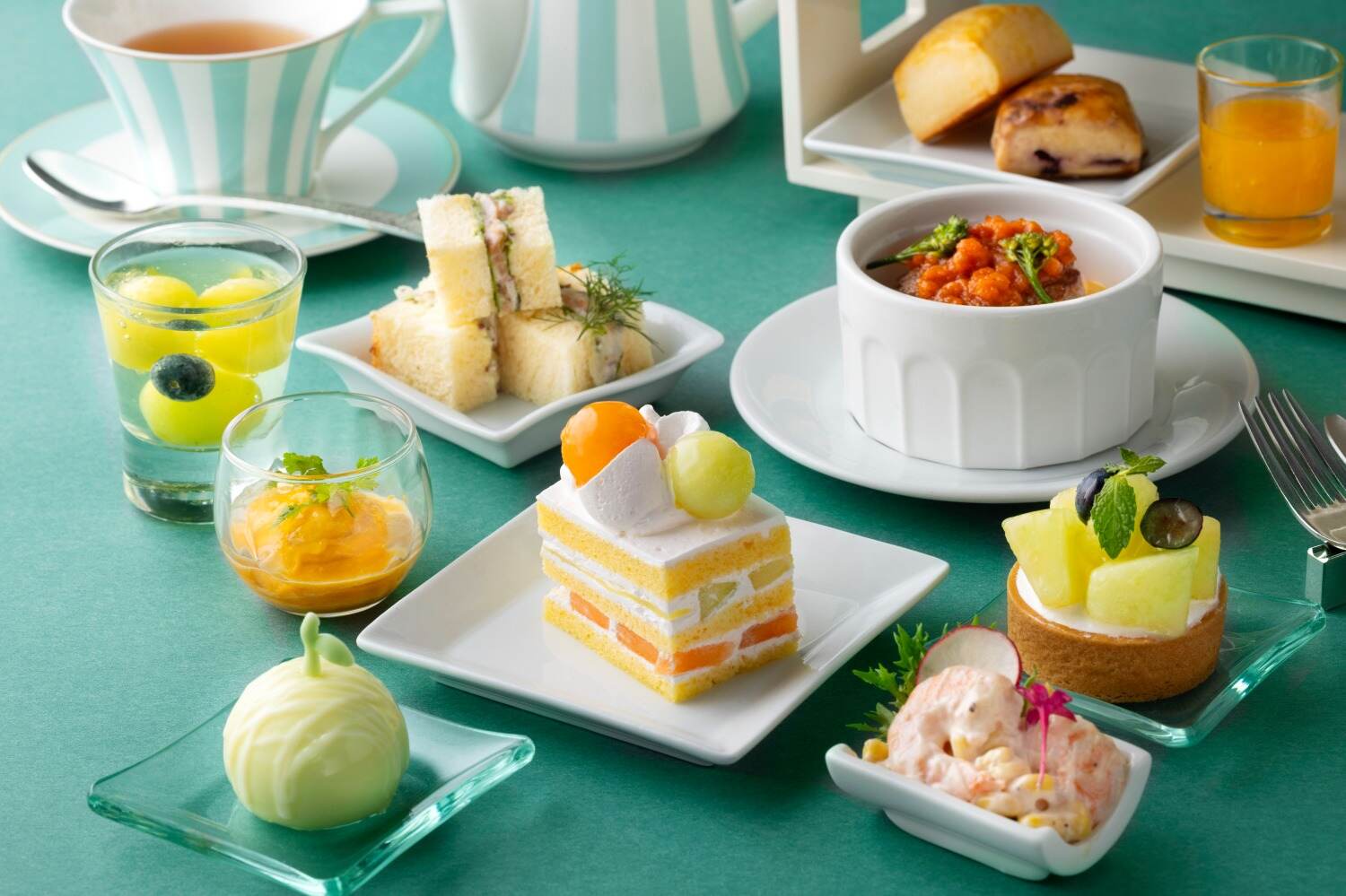ホテルのアフタヌーンティー｜東京ステーションホテル“旬のメロン”アフタヌーンティー、2種メロンの贅沢ショート＆メロン型ムース