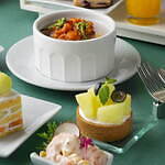 東京ステーションホテル“旬のメロン”アフタヌーンティー、2種メロンの贅沢ショート＆メロン型ムース｜写真3