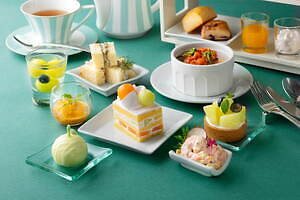 東京ステーションホテル“旬のメロン”アフタヌーンティー、2種メロンの贅沢ショート＆メロン型ムース｜写真1