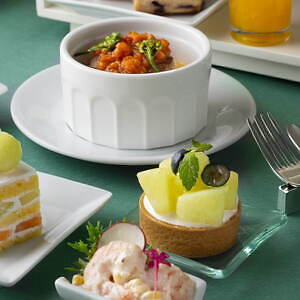 東京ステーションホテル“旬のメロン”アフタヌーンティー、2種メロンの贅沢ショート＆メロン型ムース｜写真3