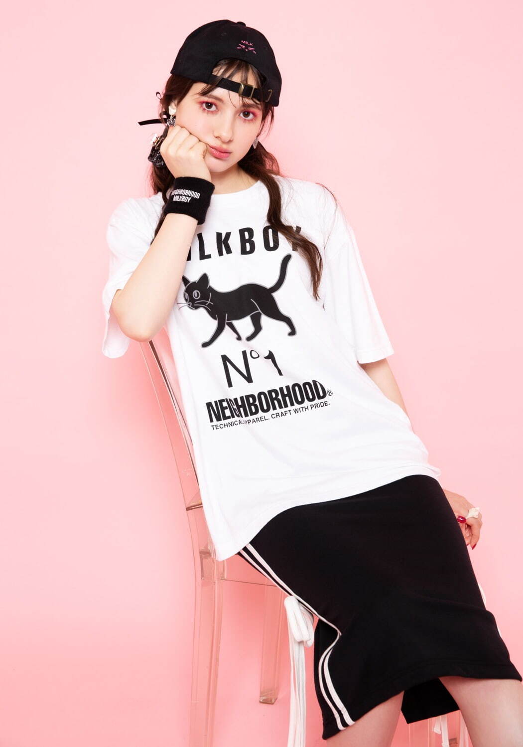 ミルクボーイ、アンダーカバーとの“三つ目のネコ型”チェーンバッグ＆ネイバーフッド黒猫Tシャツなど｜写真4