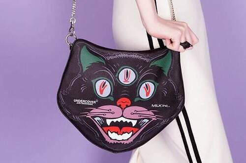 ミルクボーイ、アンダーカバーとの“三つ目のネコ型”チェーンバッグ＆ネイバーフッド黒猫Tシャツなど