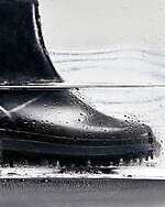 sacai新ユニセックスブーツ、シンプルなロゴ入り防水ラバーアッパー｜写真7