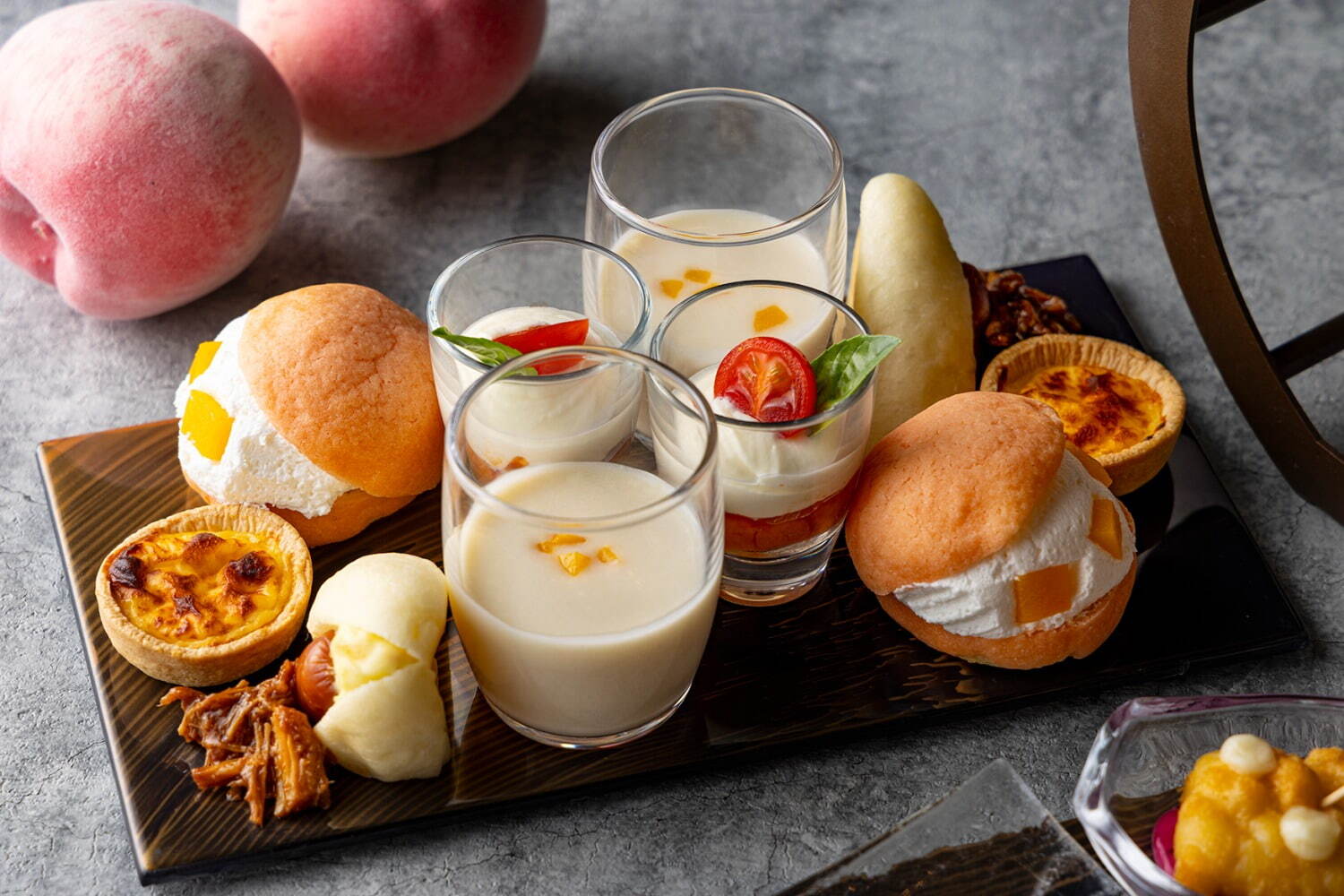 ヒルトン東京お台場の夏限定「ピーチアフタヌーンティー」みずみずしい桃タルトやスコーン食べ放題も｜写真9