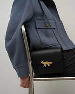 メゾン キツネ 25-26年秋冬コレクション - “おめかしキツネ”が楽しむ都会の冬｜写真10