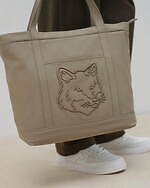 メゾン キツネ 25-26年秋冬コレクション - “おめかしキツネ”が楽しむ都会の冬｜写真17