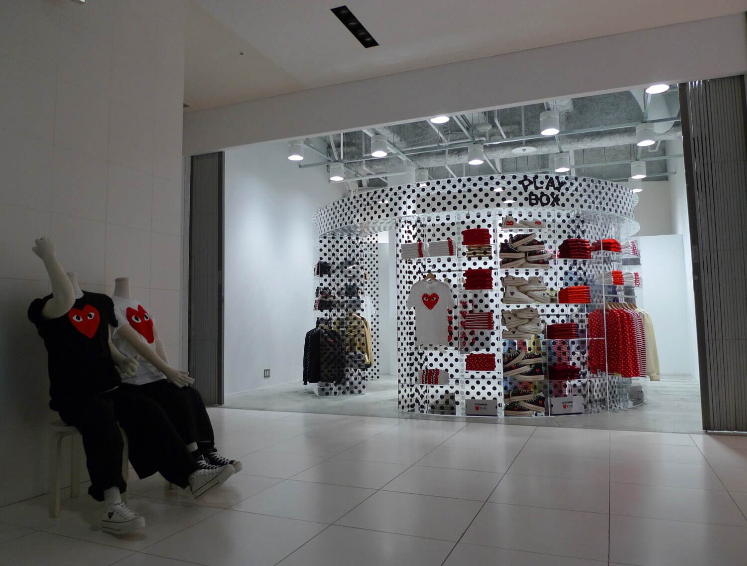 プレイ・コム デ ギャルソン ジャイル表参道がリニューアル、商品を手に取れる店舗形式に｜写真1