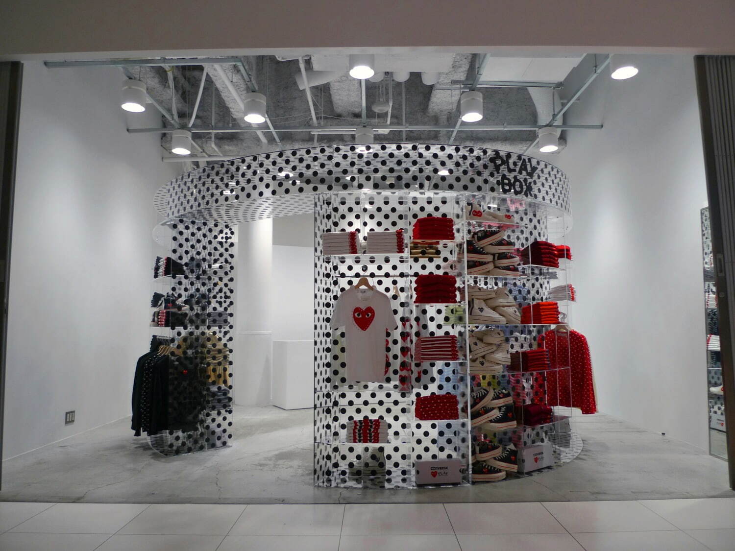 プレイ・コム デ ギャルソン ジャイル表参道がリニューアル、商品を手に取れる店舗形式に｜写真2
