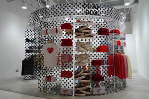 プレイ・コム デ ギャルソン ジャイル表参道がリニューアル、商品を手に取れる店舗形式に