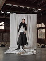 エズミ25年秋冬、“鉱物風”ビジューが煌めくダメージニット＆大ぶりフリル配したロンTなど｜写真10