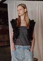 エズミ25年秋冬、“鉱物風”ビジューが煌めくダメージニット＆大ぶりフリル配したロンTなど｜写真2