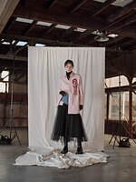 エズミ25年秋冬、“鉱物風”ビジューが煌めくダメージニット＆大ぶりフリル配したロンTなど｜写真12