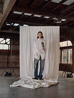 エズミ25年秋冬、“鉱物風”ビジューが煌めくダメージニット＆大ぶりフリル配したロンTなど｜写真13