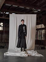 エズミ25年秋冬、“鉱物風”ビジューが煌めくダメージニット＆大ぶりフリル配したロンTなど｜写真8