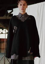 エズミ25年秋冬、“鉱物風”ビジューが煌めくダメージニット＆大ぶりフリル配したロンTなど｜写真7