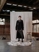 エズミ25年秋冬、“鉱物風”ビジューが煌めくダメージニット＆大ぶりフリル配したロンTなど｜写真3