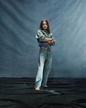 カルバン・クラインの名作デニムを“稀少なコーンデニム生地”で、クロップド丈のトラッカージャケットなど｜写真3