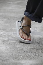 ナナミカ×スイコック“草履”風コラボサンダル、暗闇で光るリフレクターを編み込んだコードアッパー｜写真12