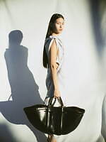 フミカ_ウチダ×チャコリ、経年変化する牛革ざっくりバッグ＆大きめポケットのキャンバスベスト｜写真5