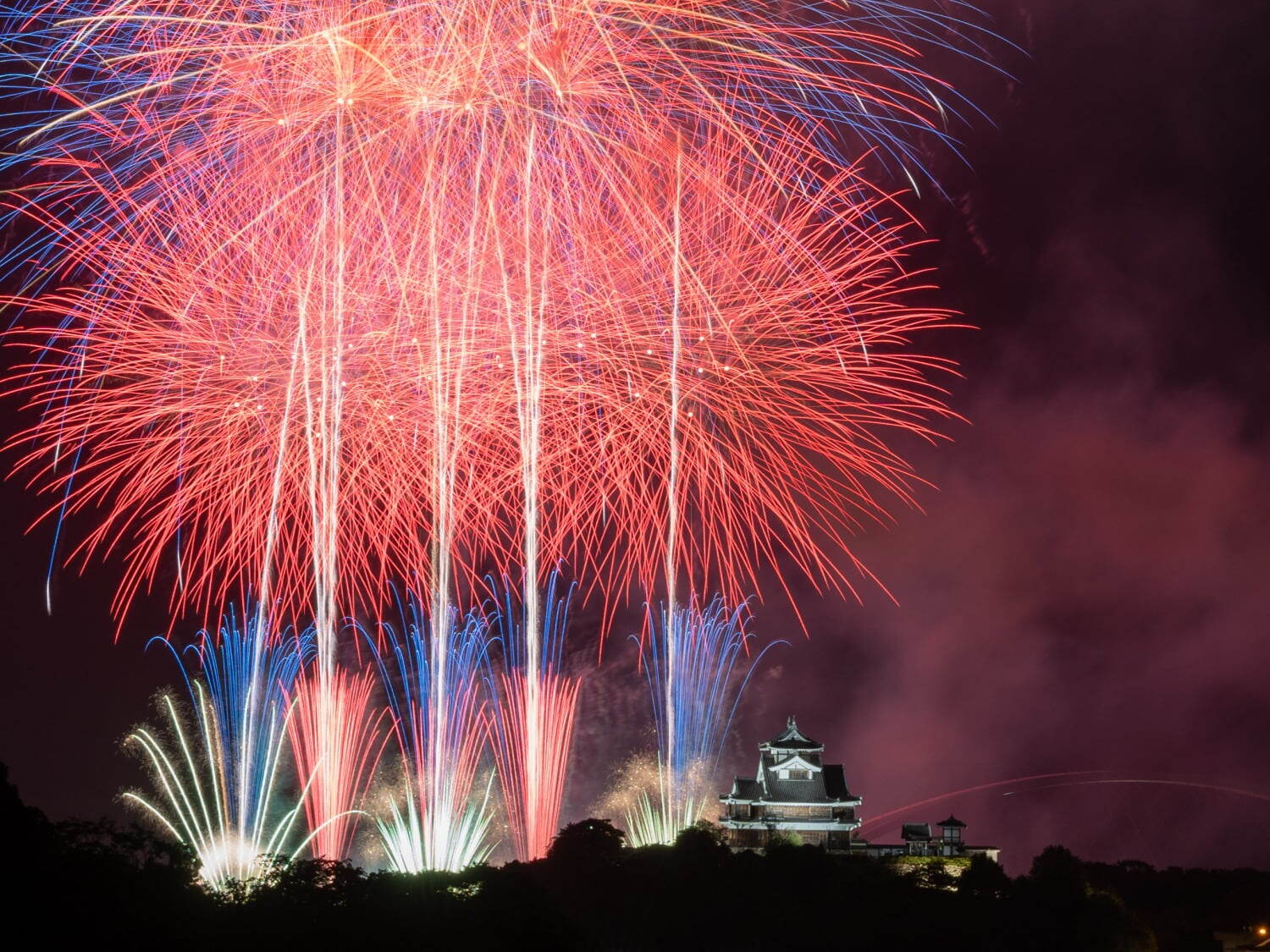 「福知山HANABI2025」京都・福知山市の由良川河川敷で、4,000発を打ち上げ＆多数の露店も｜写真1