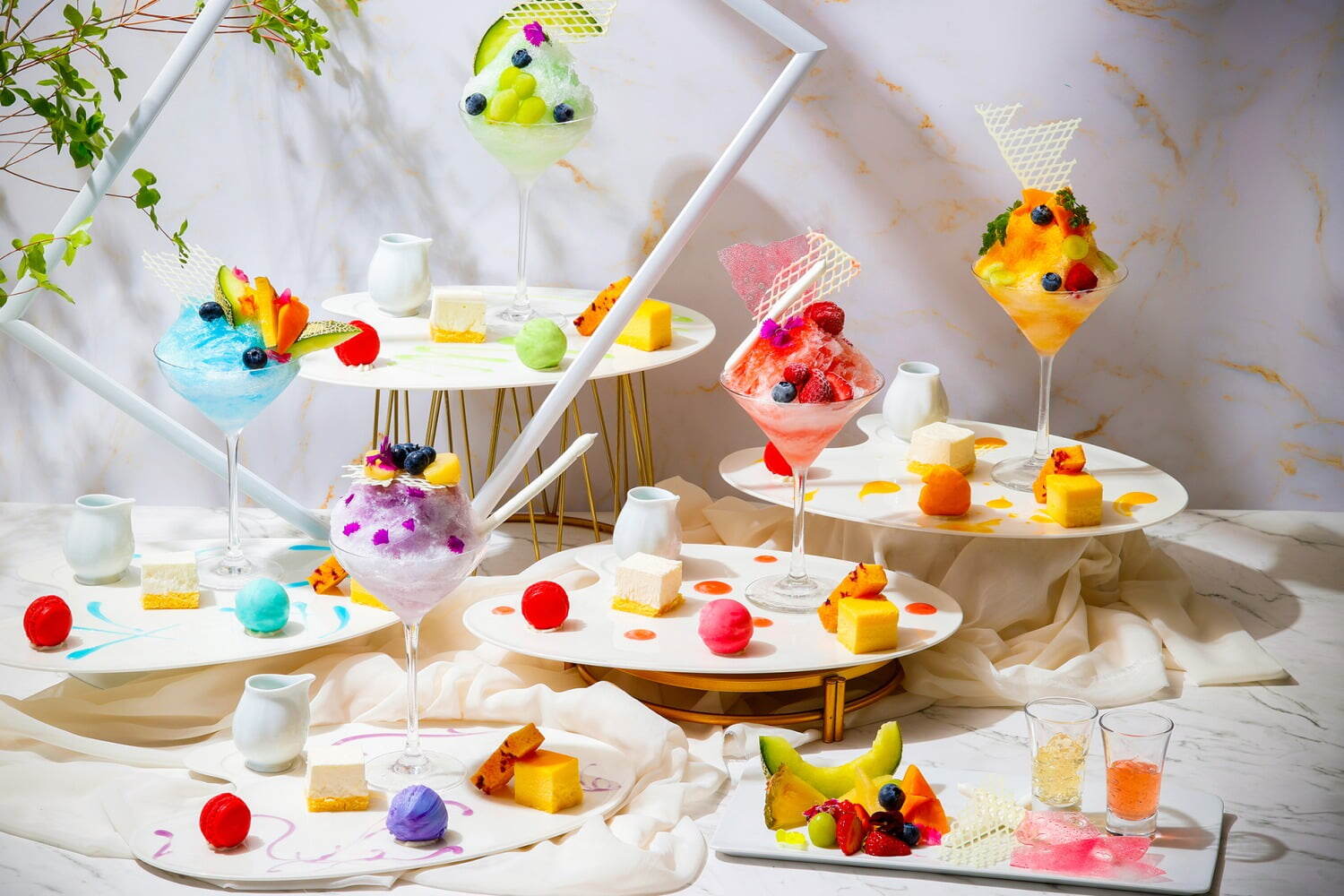 ストロベリーパフェ｜ザ ストリングス 表参道「食べるアートかき氷パフェ」真っ白かき氷に5色のソース＆飴細工などトッピング