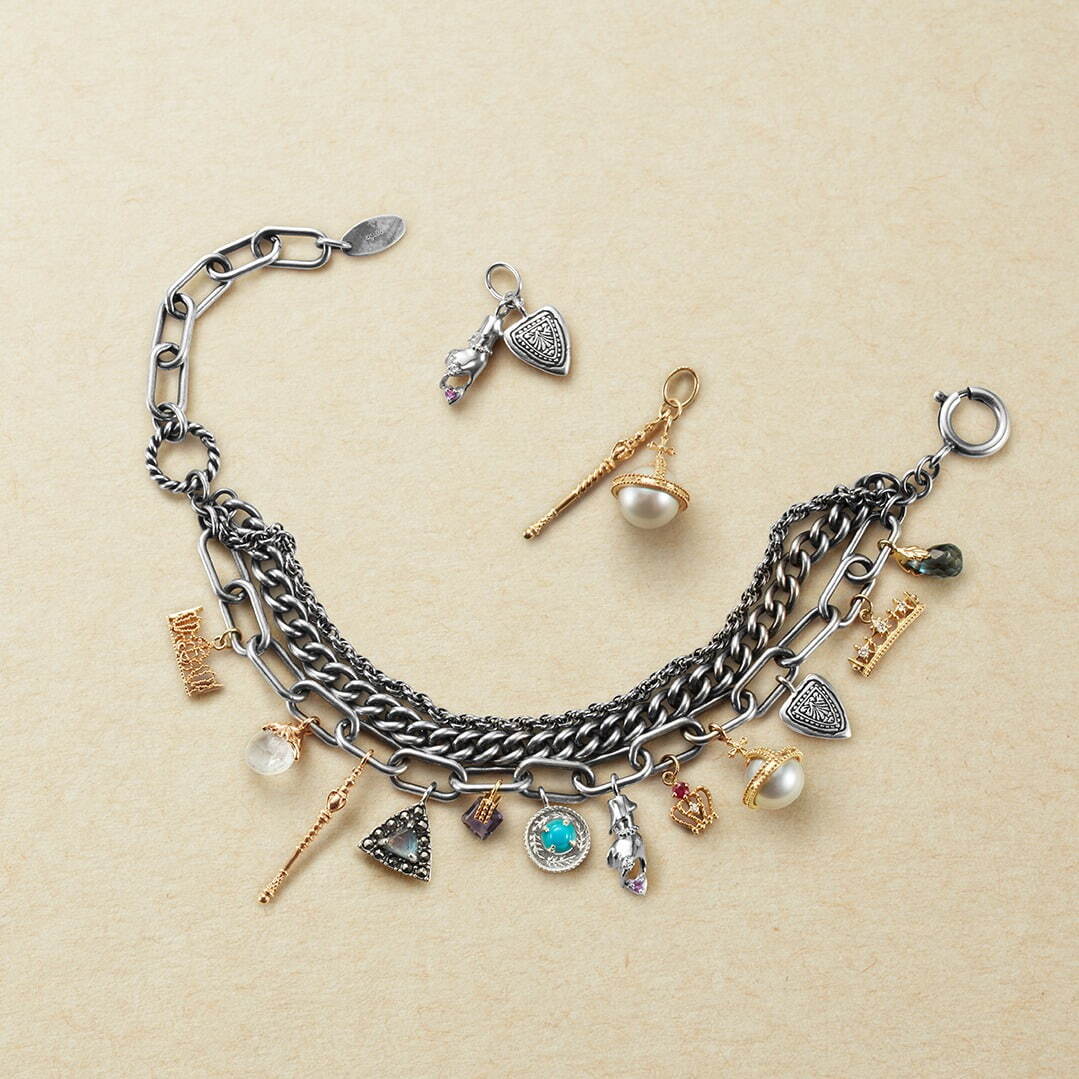 ブレスレット 220,000円※展開店舗限定、ネックレスチャーム(シルバー) 29,700円、(パール) 49,500円