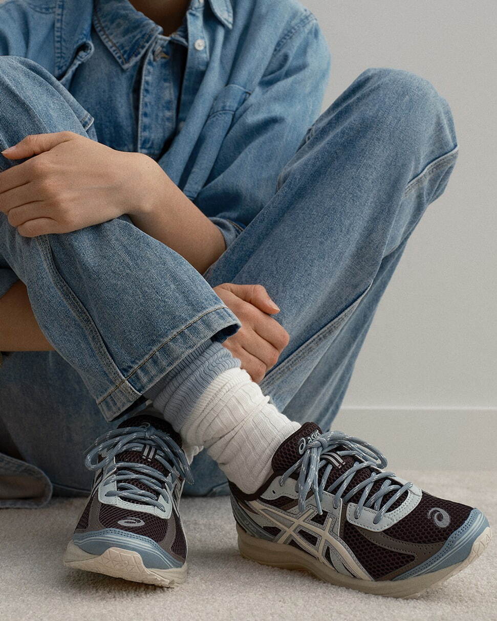 Kith×アシックスの限定スニーカー、ピスタチオ色が映える