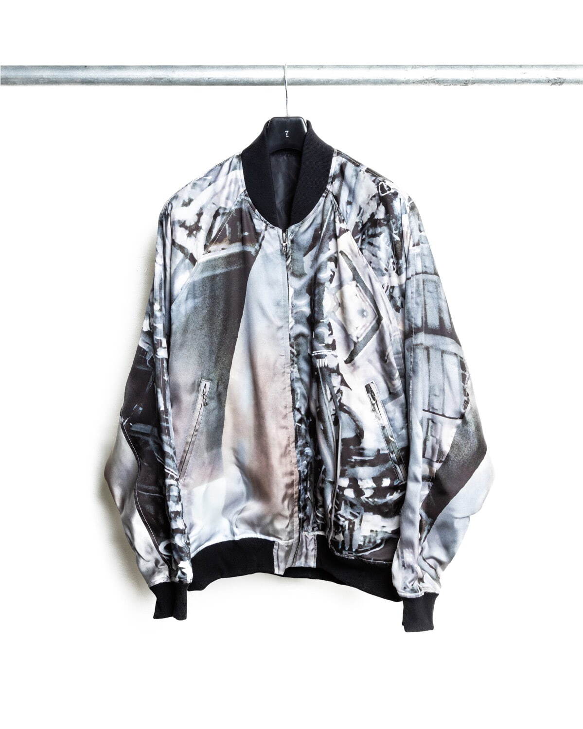 グラフィックブルブルゾン 107,800円