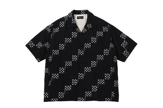 ビズビム“モータースポーツ着想”のチェッカーフラッグ柄シャツ＆車プリントTシャツ