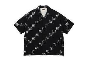 ビズビム“モータースポーツ着想”のチェッカーフラッグ柄シャツ＆車プリントTシャツ