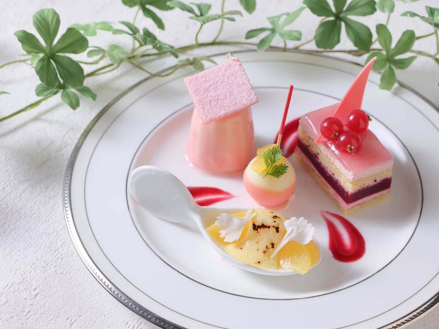 グランドニッコー東京 台場「ピンク一色」のピーチアフタヌーンティー、“紅茶香る”桃のタルトなど｜写真2