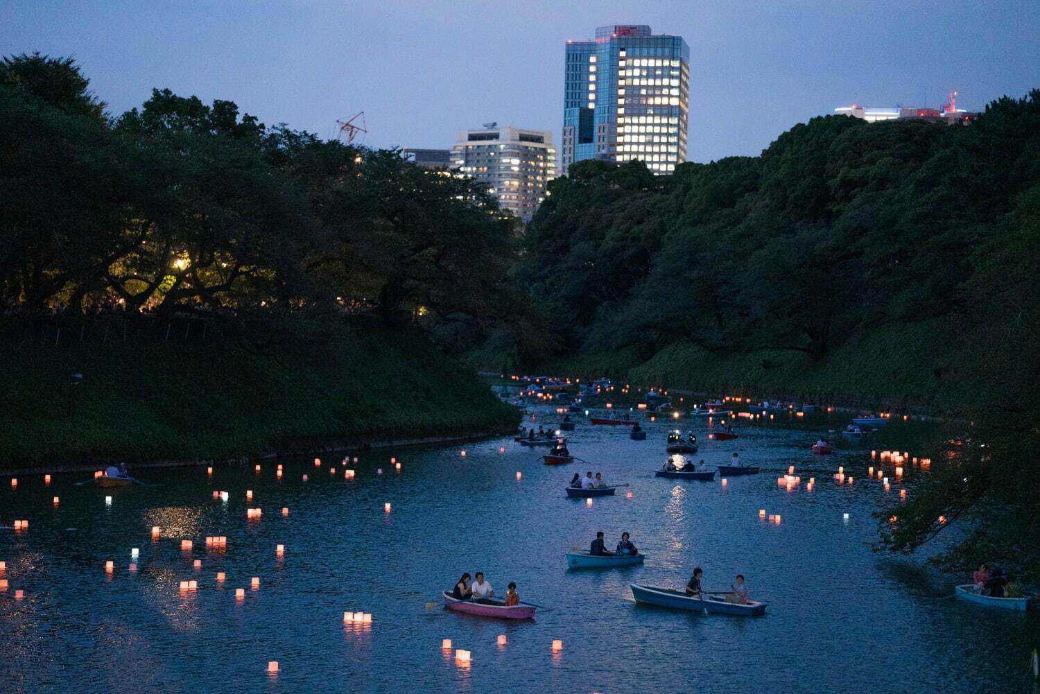 東京・千鳥ヶ淵「灯ろう流し」約2,000個の灯ろうが夜の水面を彩るイベント｜写真1