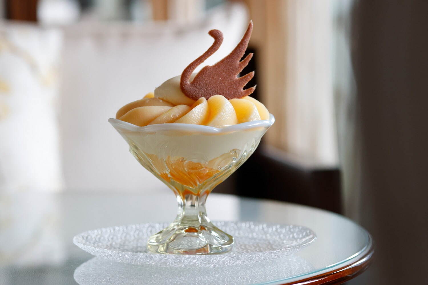パレスホテル東京の“白鳥舞う”桃パフェ、抹茶＆マンゴーの夏限定シェーブアイスも｜写真1