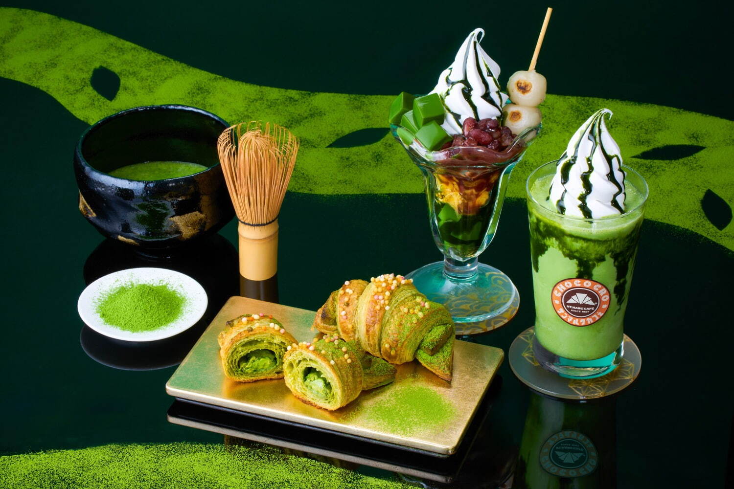 左から)「プレミアムチョコクロ 京抹茶」単品 390円、5個入ボックス 1,750円、「京抹茶パフェ」 720円 、「京抹茶スムージー」Mサイズ 720円