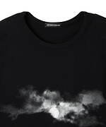 アン ドゥムルメステール、闇夜に浮かぶ“淡く不完全な月”Tシャツをギンザシックス限定で｜写真4