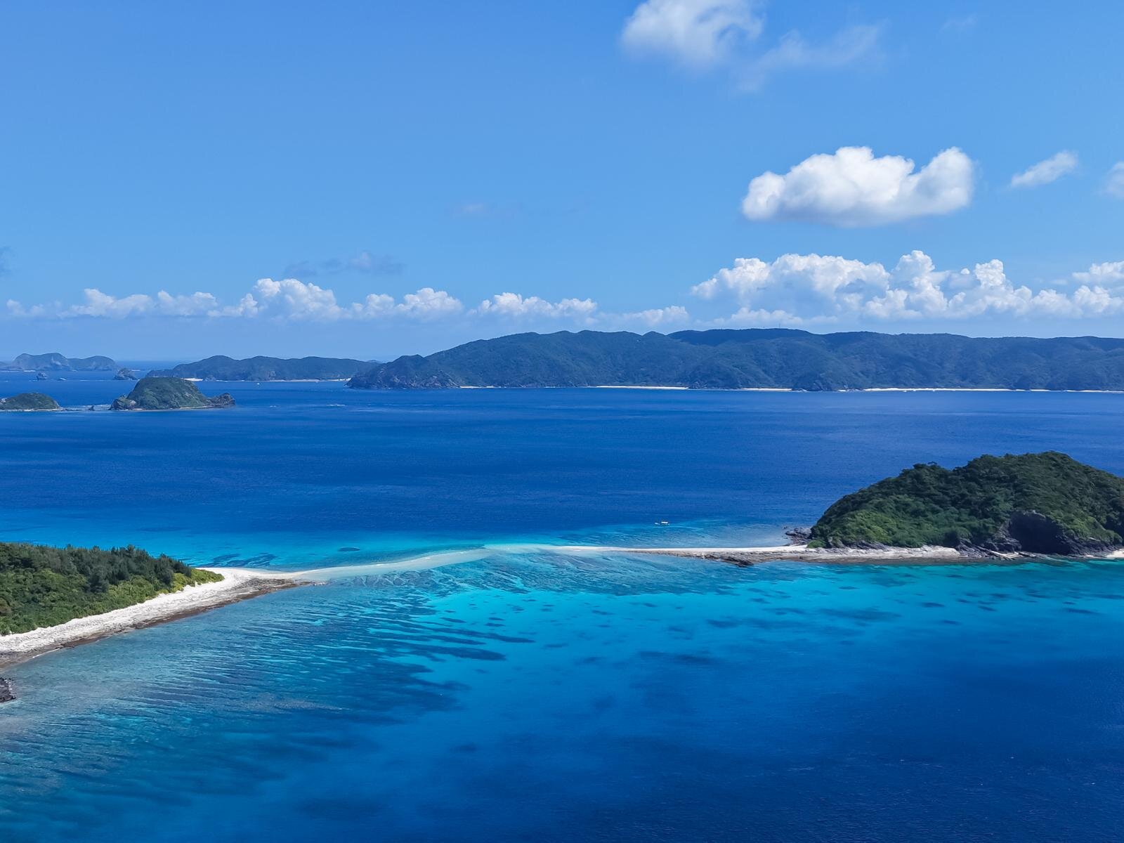 左に座間味島と右に安室島