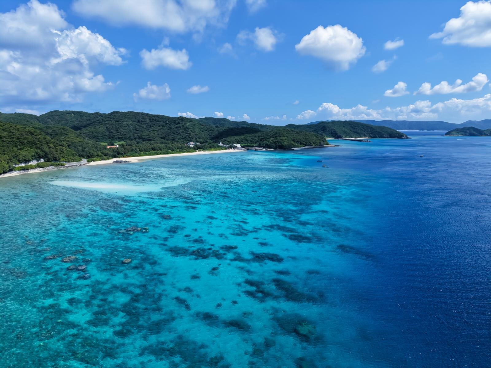 慶良間諸島・座間味の”ケラマブルー”ビーチや絶景展望スポット｜写真1