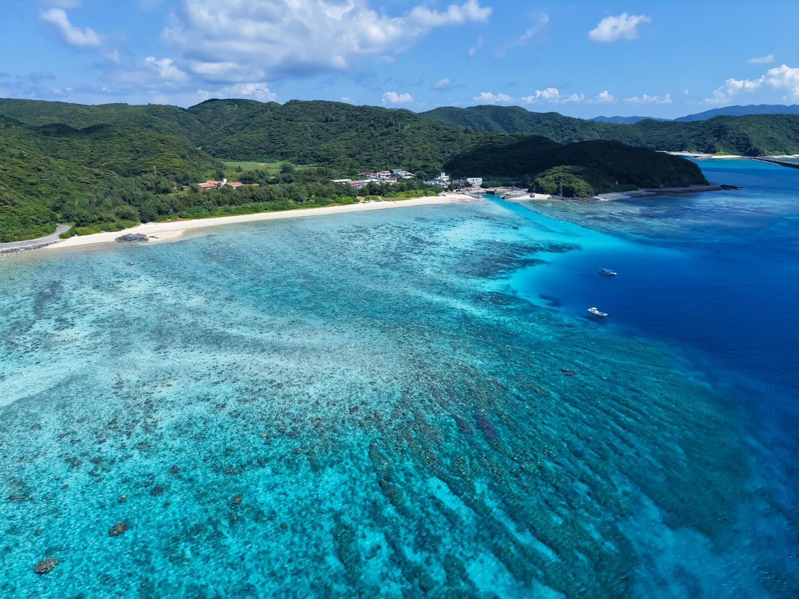 座間味島 - 阿真(あま)ビーチ コバルトへと美しくグラデーションする海