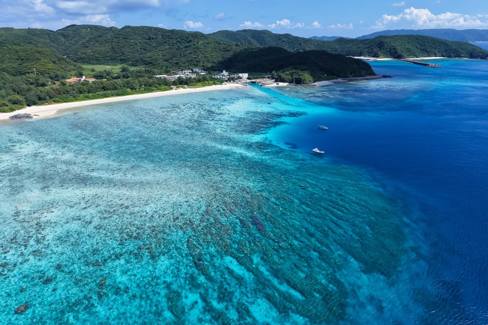慶良間諸島・座間味の”ケラマブルー”ビーチや絶景展望スポット