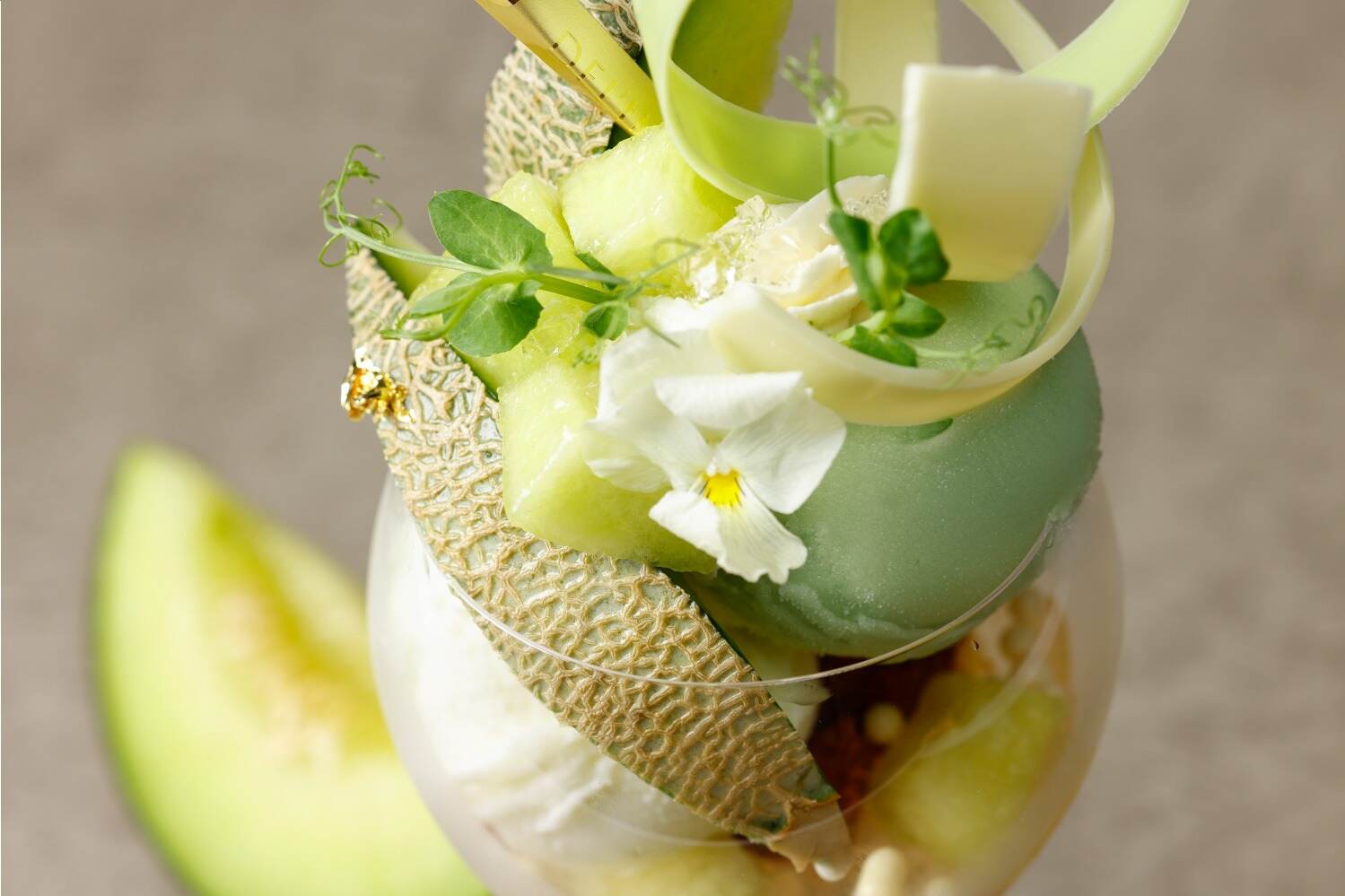 “メロン畑着想”青肉メロンとホワイトチョコの初夏限定パフェ、パティスリー＆カフェ デリーモで｜麻布台ヒルズガーデンプラザB