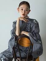 センスオブプレイス バイ アーバンリサーチ、花柄の“ワンピース型”浴衣セット＆レース鼻緒の下駄｜写真5