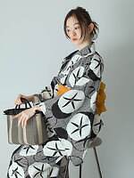 センスオブプレイス バイ アーバンリサーチ、花柄の“ワンピース型”浴衣セット＆レース鼻緒の下駄｜写真4