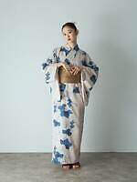センスオブプレイス バイ アーバンリサーチ、花柄の“ワンピース型”浴衣セット＆レース鼻緒の下駄｜写真1