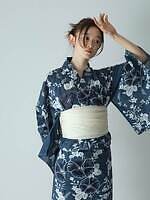 センスオブプレイス バイ アーバンリサーチ、花柄の“ワンピース型”浴衣セット＆レース鼻緒の下駄｜写真8