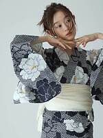 センスオブプレイス バイ アーバンリサーチ、花柄の“ワンピース型”浴衣セット＆レース鼻緒の下駄｜写真10